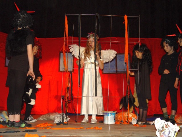 Koło teatralne ze Szkoły Podstawowej Nr 11 w Stalowej Woli prezentuje sztukę "Aniołek w klatce&#8221;.