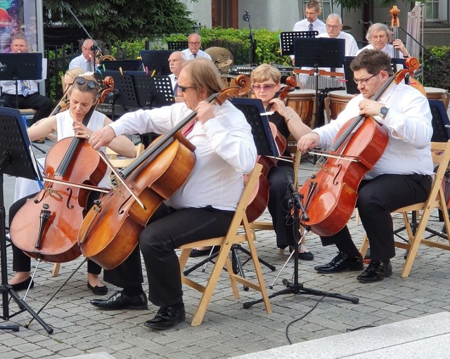 Podczas promenady, Orkiestra Symfoniczna Filharmonii Zielonogórskiej zagrała m.in. fragmenty tematów z sagi filmowej „Gwiezdne wojny”, wyciskacza łez „Titanica”, bajki o sympatycznym kosmicie „E.T.” - który chciał do domu, z tanecznego „Grease” oraz bajki „Frozen”.