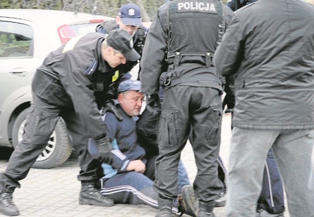 12 grudnia 2011 r. Józef Bzura bronił parkingu własną piersią. I to dosłownie. Położył się pod koparkę.