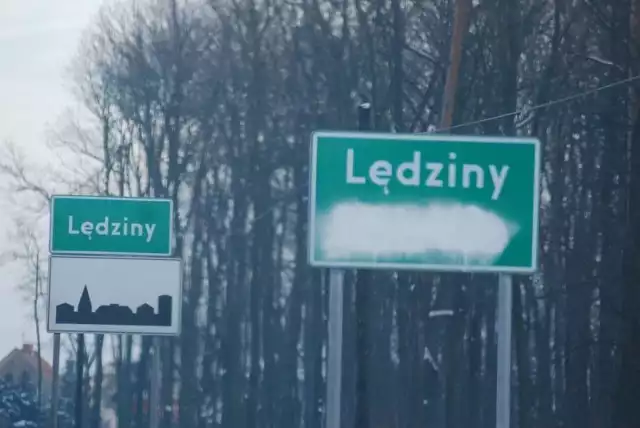 W latach 20011-2012 gminy Chrząstowice odnotowano 4 przypadki zamalowania tablic (trzy z nich dotyczyły Lędzin a jeden Suchego Boru).
