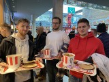 Tłumy na otwarciu restauracji KFC w Galerii Echo po remoncie. Były kubełki za złotówkę! 