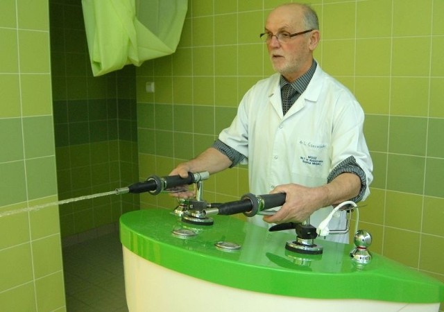 Dr Leszek Czerwiński: - woda solankowa doprowadzona do wanien jest podgrzewana. Jednocześnie może u nas zażywać kąpieli ośmiu pacjentów. Mamy też stanowisko z biczami szkockimi.