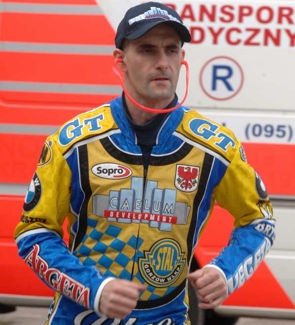 TOMASZ GOLLOBMa 37 lat, pochodzi z Bydgoszczy. Żonaty z Brygidą, ojciec Wiktorii. Od 1995 r. stały uczestnik cyklu Grand Prix. Zdobywca srebrnego (1999) i trzech brązowych (1997, 1998, 2001) medali IMŚ. Trzy razy zdobył z reprezentacją DPŚ. 33-krotny medalista MP.  