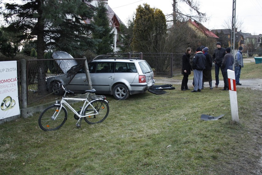 Przeciszów. Dwa samochody wjechały w płot, kierowcy ranni