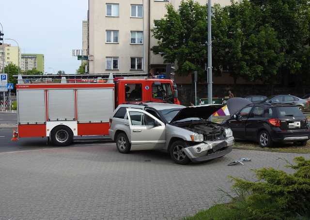 Do wypadku doszło we wtorek przed godziną. Zderzył się ze sobą dwa pojazdy jeep i suzuki.