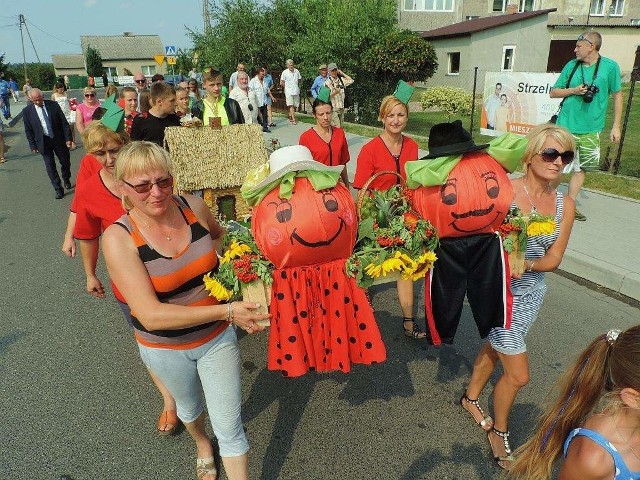 Festyn pomidorowy 2015 w Jeziorach Wielkich. Ale była bitwa! [zdjęcia]Pomidorowa parada przez Jeziora Wielkie. Na pierwszym planie panie z Woli Kożuszkowej.