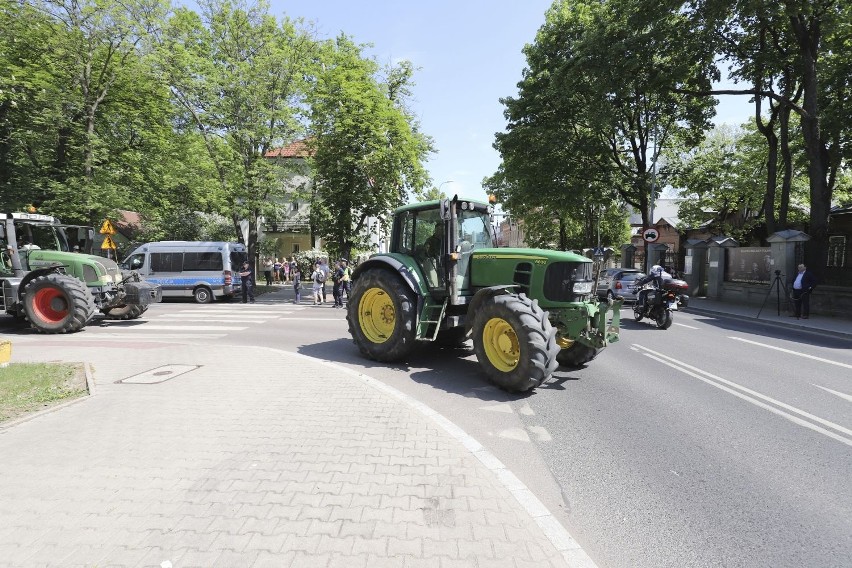 Białystok. Protest podlaskich rolników. Nowe znaki uniemożliwiły dojazd (zdjęcia,wideo)