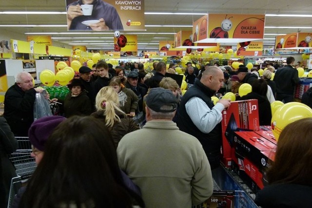 Dzień Dziecka w tym roku przypada w poniedziałek, dlatego sklepy namawiają, by o prezent dla pociechy zatroszczyć się jeszcze w tym tygodniu. I kuszą promocjami. Jakie promocje przygotowały znane sklepy: Biedronka, Lidl i inne? Sprawdźcie sami!WIĘCEJ NA KOLEJNYCH STRONACH>>>