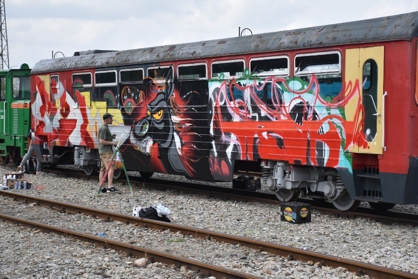 Najlepsi grafficiarze pomalowali pociąg na Pleszew Wąsk....