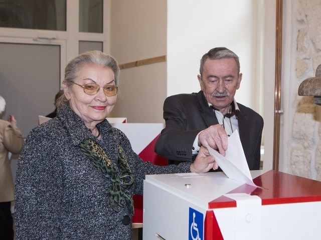 Emerytowana nauczycielka matematyki Dorota Zaręba z mężem Bogdanem nie wyobrażali sobie, by w dniu wyborów prezydenckich nie uczestniczyć w głosowaniu.