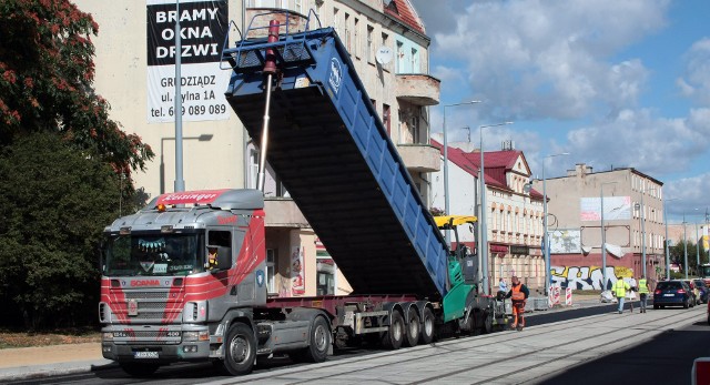 Trwa modernizacja sieci tramwajowej w Grudziądzu. Dziś drogowcy układają nawierzchnie bitumiczne na fragmentach ulicy Chełmińskiej,