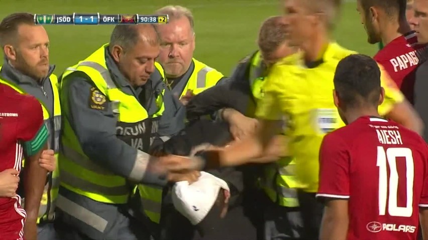 Kibic ostro zaatakował bramkarza! Szok w meczu ligowym w Szwecji [FILM]