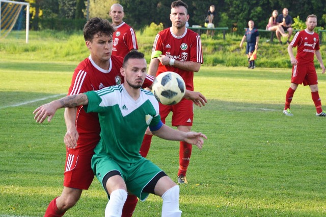 Tomasz Dubiel (w zielonej koszulce, Brzezina Osiek) naciskany przez Rafała Bednarczyka (Jawiszowice).