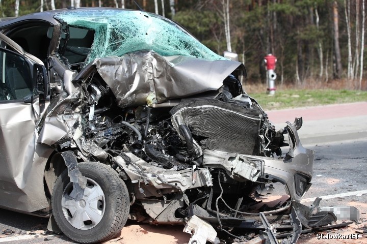 Wypadek w Stalowej Woli z udziałem zestawu ciężarowego. Jedna osoba została ranna (ZDJĘCIA) 