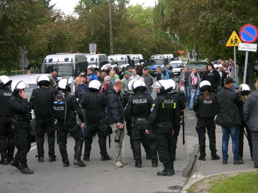 Policja nie wpuściła kibiców ŁKS na mecz w Skierniewicach [ZDJĘCIA]