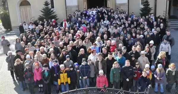 Parafia w Dobrzeniu Wielkim oprócz trzech kościołów ma dwie stacje Caritas i prowadzony przez siostry zakonne Dom Pomocy Społecznej.