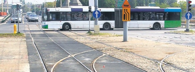 Dywanik asfaltowy na torowisku przy ulicy Wyszyńskiego jest gotowy od kilku dni na przyjęcie autobusów.