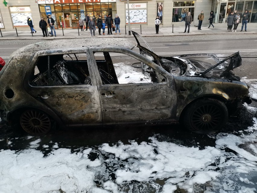 Pożar na Wojska Polskiego w Szczecinie. Samochód stanął w ogniu [ZDJĘCIA, WIDEO]
