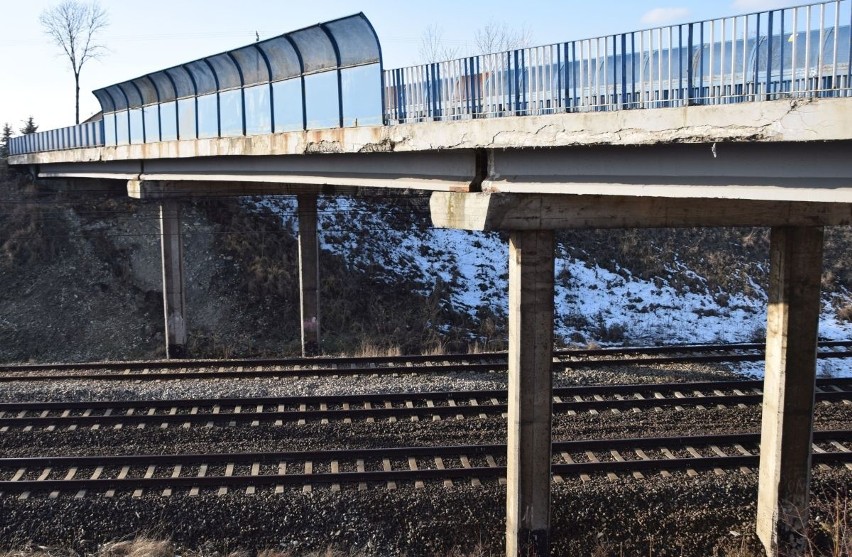 Wiadukty w powiecie włoszczowskim sypią się. Spadające fragmenty betonu zagrażają bezpieczeństwu podróżnych