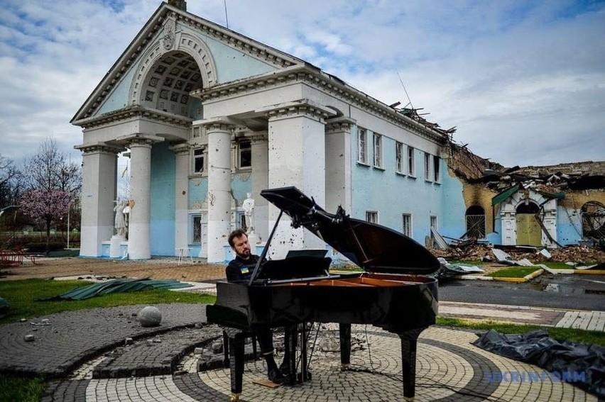 Litewski pianista Darius Magintas dał koncert na świeżym...