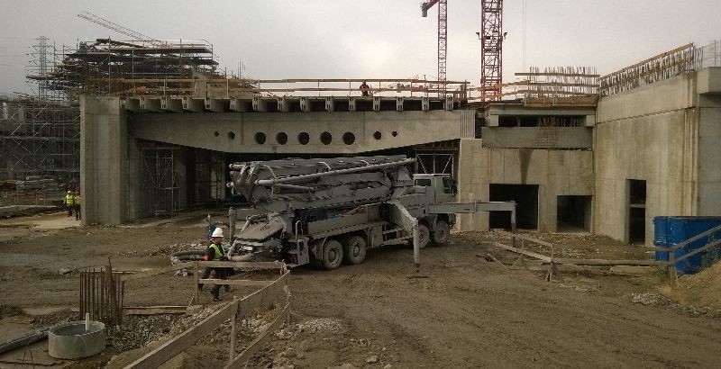 Budowa dworca Łódź Fabryczna: Roboty na górze i na dole. Powstają fasady, dach i torowisko [ZDJĘCIA]