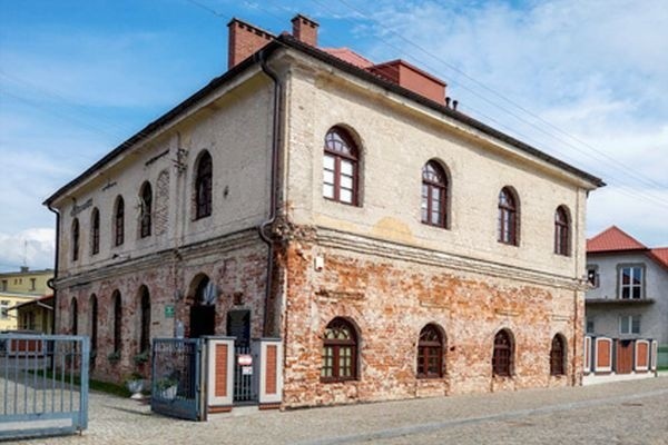 Ciechanowiec. Gmina dostała pieniądze na remont przedszkola i budynku synagogi (zdjęcia)