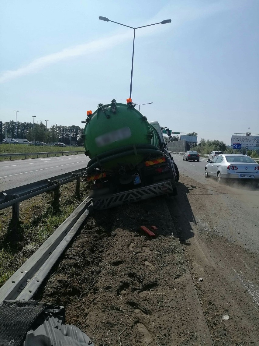 Na drodze krajowej nr 94 pojazd ciężarowy jadący w kierunku...