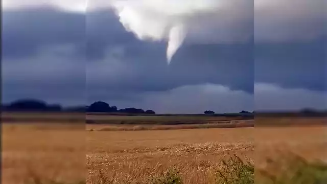 Lej kondensacyjny nad gminą Ujazd. Na szczęście nie przekształcił się w tornado.