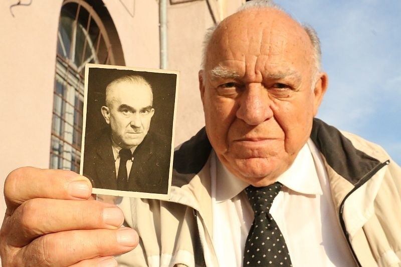 Prof. Franciszek Marek ze zdjęciem ojca. W sierpniu 1939...