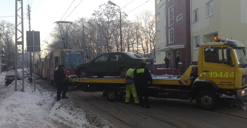 Samochód zablokował rano ul. Chodkiewicza