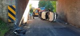 Wypadek na Dolnym Śląsku. Kierująca uderzyła w wiadukt i przewróciła się na bok