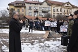 Protest w obronie Chóru Pueri Cantores Sancti Nicolai w Bochni. Tłum ludzi przyszedł na plac przed plebanią. Są deklaracje proboszcza