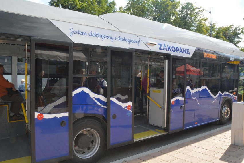 Autobus elektryczny miejskiej komunikacji autobusowej w...