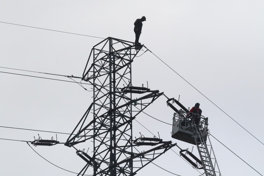 Poranny paraliż Wrocławia. Mężczyzna skoczył ze słupa energetycznego, zginął na miejscu (ZDJĘCIA)