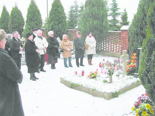 W Chrząstowicach po mszy za ofiary wojny udano się na cmentarz.