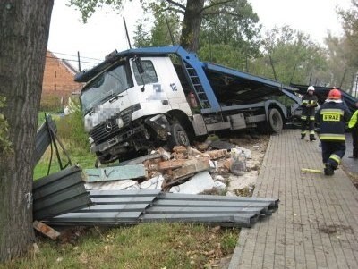 Auto wjechało w przystanek autobusowy, a potem do rowu.