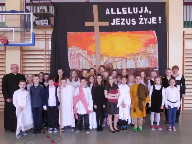 Wielkanocne przedstawienie odbyło sie w szkole podstawowej numer 1 w Przysusze.