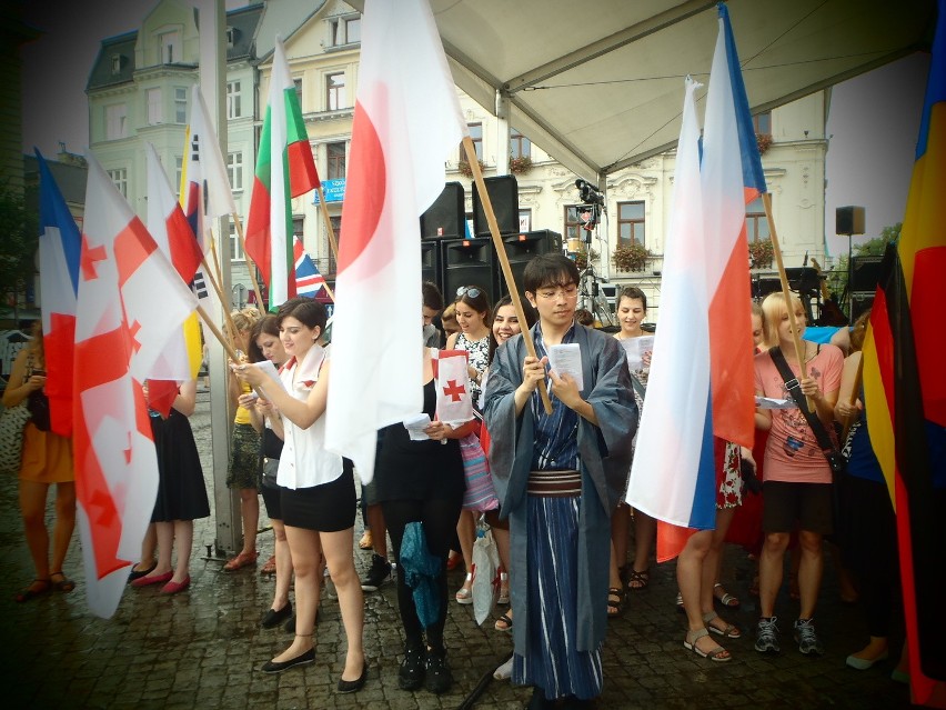 Szkoła języka polskiego przeprowadziła dyktando. Mistrzem...