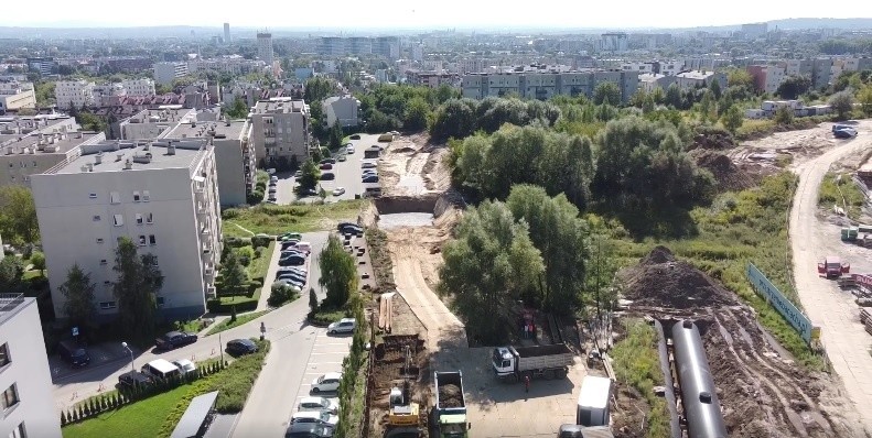 Tędy pojedzie tramwaj do Górki Narodowej w Krakowie. Te zdjęcia z drona pokazują rozmach budowy! 13.09