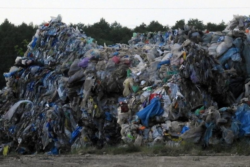 Wysypisko śmieci w Rybakach. Odpady leżą, a końca sprawy nie...