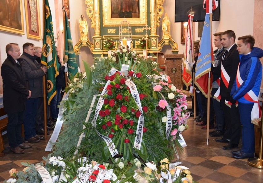 Tłumy na pogrzebie byłego starosty włoszczowskiego Ryszarda Maciejczyka. Ludzie nie mieścili się w kościele (WIDEO, zdjęcia)
