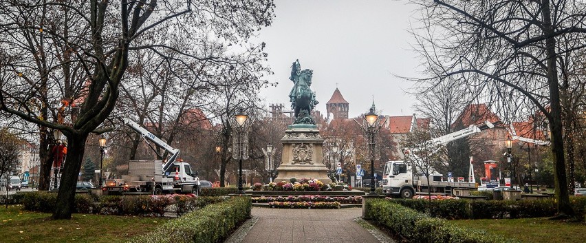 Gdańsk stroi się na święta. Trwa instalacja bożonarodzeniowych lampek. Zdjęcia 