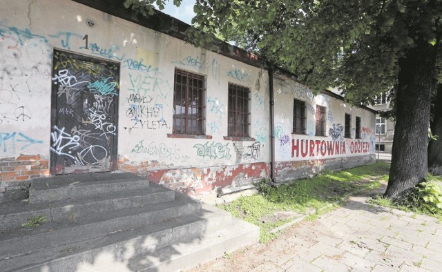 Taki widok zobaczą pasażerowie idący z dworca Szczecin Główny nową - budowaną właśnie - kładką w stronę centrum, do tramwajów linii 1, 4 i 9. Na pewno nie jest to reprezentacyjna część miasta.