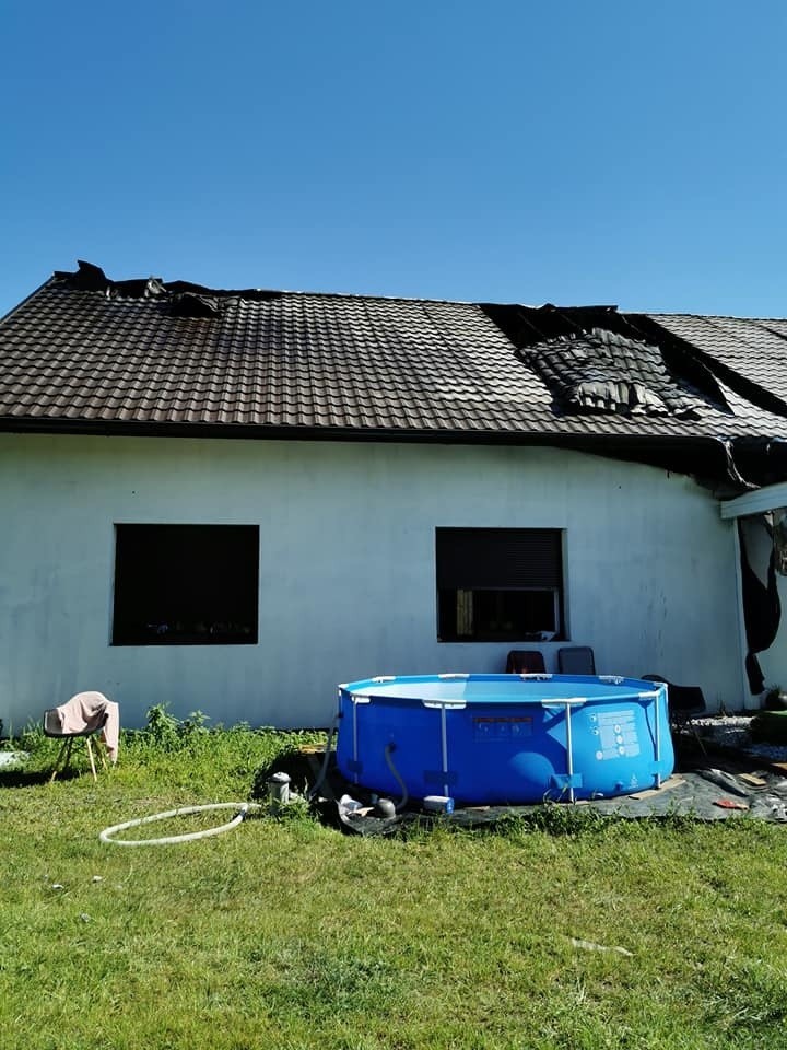 W pożarze pod Wrocławiem rodzina z dwójką dzieci straciła nowy dom. Dobrzy ludzie chcą im pomóc (ZDJĘCIA)