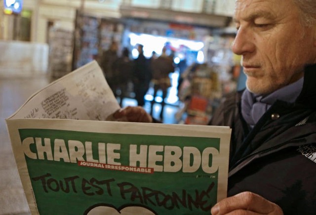 Pierwszy numer po zamachu na redakcje tygodnika "Charlie Hebdo" wyszedł we Francji w nakładzie trzech milionów egzemplarzy.