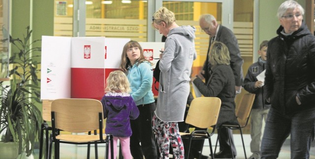 W wielu komisjach wyborczych na Pomorzu zdarzał się nawet tłok. Na zdjęciu głosowanie w Gdańsku