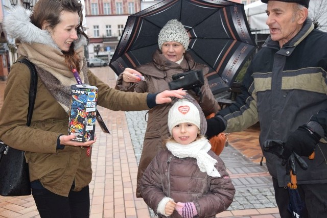 Dzisiaj pieniądze dla Orkiestry przekazali też państwo Anna i Henryk Ziółkowscy i ich wnuczka Julia Binkis. Kwestowała Agnieszka Prądzińska