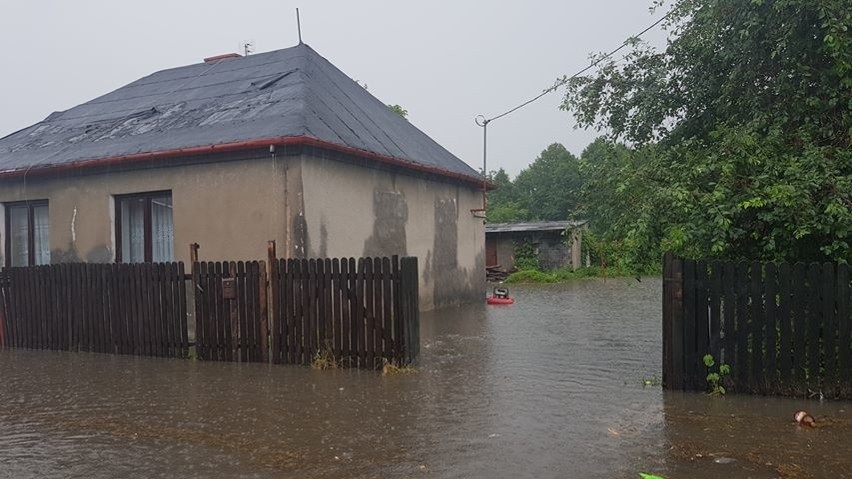 Ulewa w Makowie Mazowieckim, 10.07.2020. Ulica Spółdzielcza popłynęła. Zdjęcia, wideo