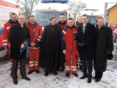 Cztery nowe karetki przekazano w grudniu, gdy Pogotowie Ratunkowe obchodziło swoje 60-lecie. Drugi z lewej na zdjęciu - dyrektor Jacek Żak. Fot. Janusz Smoliński