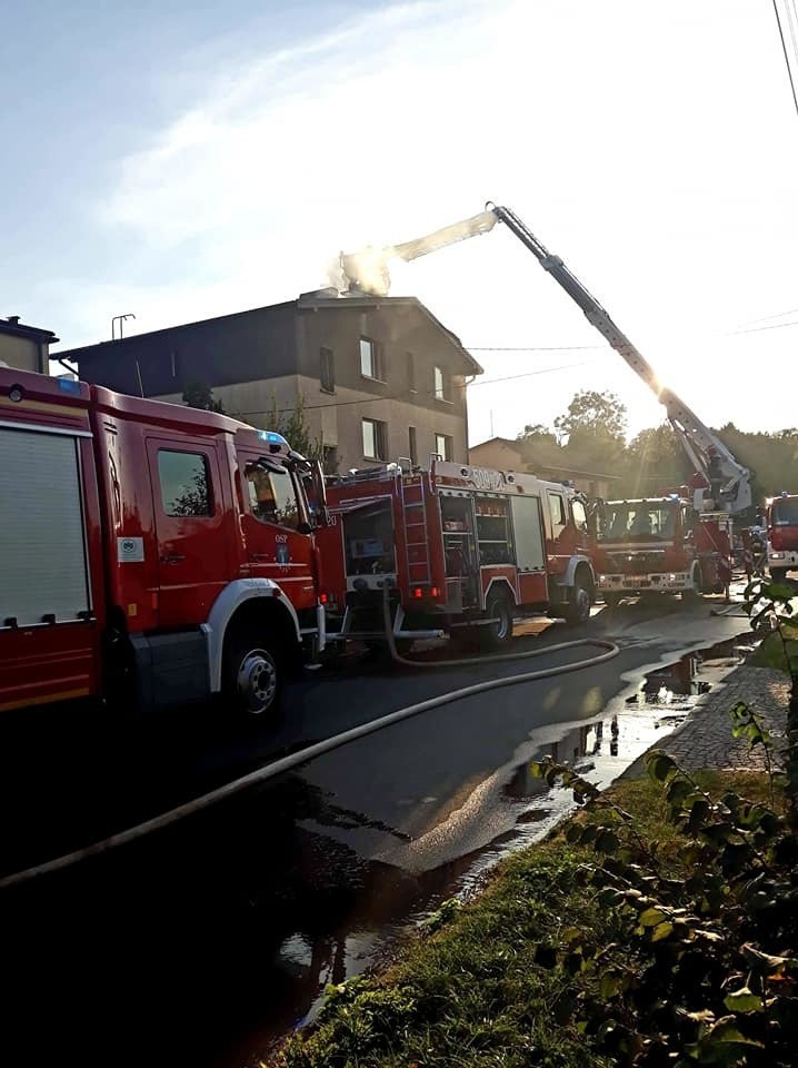 Pożar budynku mieszkalnego w Koszęcinie. Prawdopodobnie doszło do zwarcia instalacji elektrycznej ZDJĘCIA